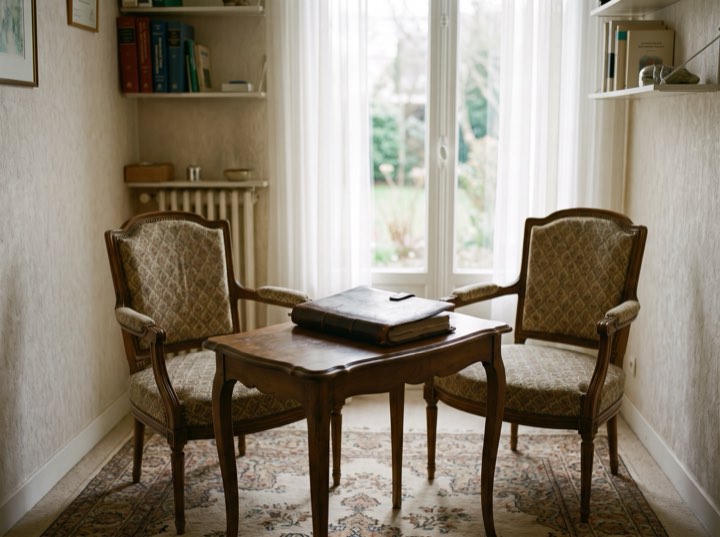 The consultation room: two chairs, a small table, one file